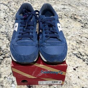 Women’s sz m9.5 Saucony Navy and White Athletic Shoes with accents of pink.
